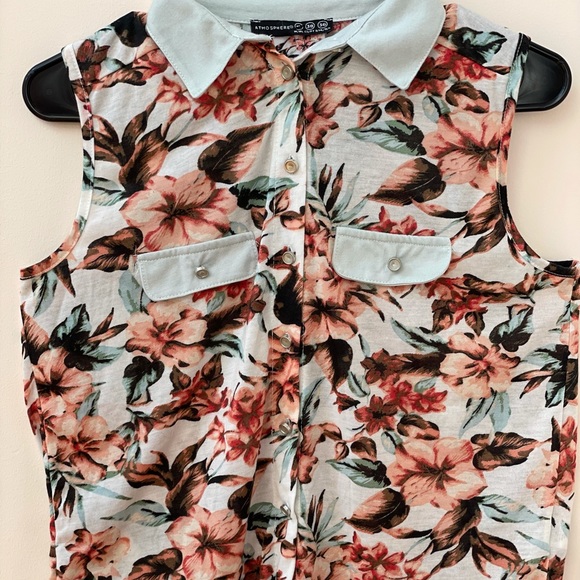 Floral prints button down collar sleeve less top - Picture 3 of 8